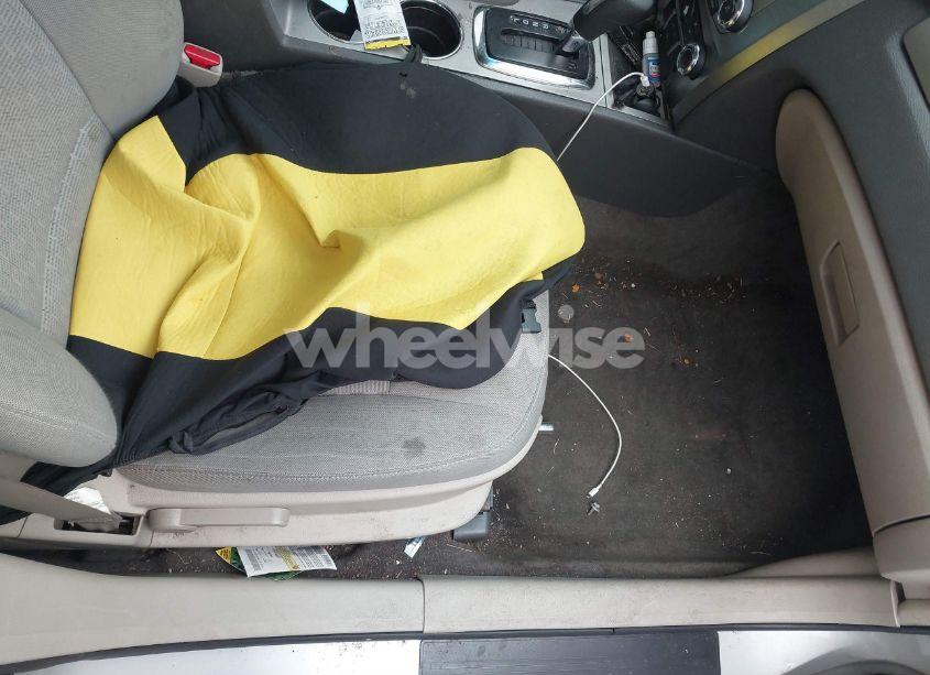 Photo 5 of 2010 Ford Fusion SE (VIN 3FAHP0HA3AR143592)