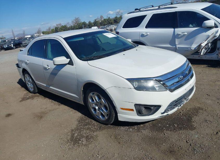 2010 Ford Fusion SE (VIN 3FAHP0HA3AR155225) main photo