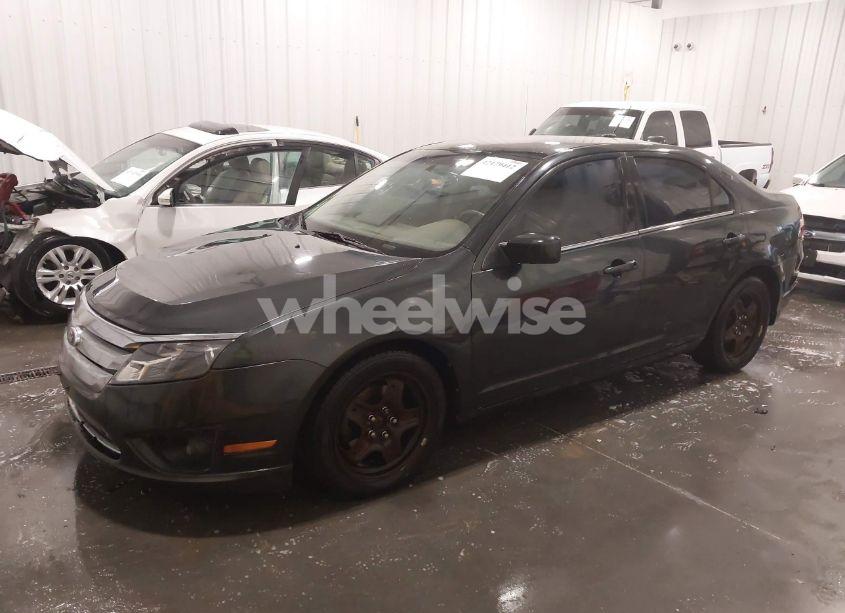 Photo 2 of 2010 Ford Fusion SE (VIN 3FAHP0HA3AR418250)