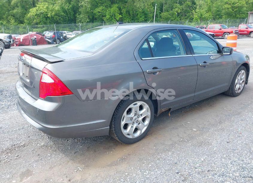 Photo 4 of 2011 Ford Fusion SE (VIN 3FAHP0HA3BR102087)