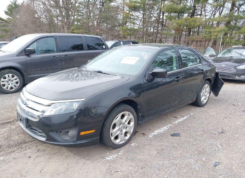 Photo 2 of 2011 Ford Fusion SE (VIN 3FAHP0HA3BR113056)