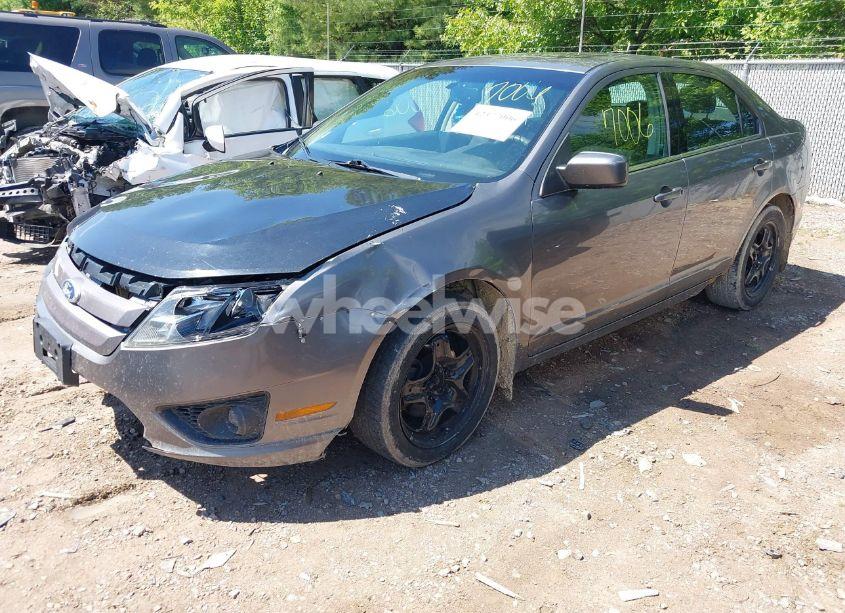 Photo 2 of 2011 Ford Fusion SE (VIN 3FAHP0HA3BR120055)