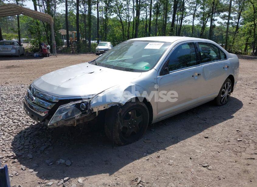 Photo 2 of 2011 Ford Fusion SE (VIN 3FAHP0HA3BR123196)