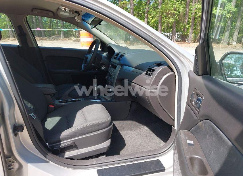 Photo 5 of 2011 Ford Fusion SE (VIN 3FAHP0HA3BR123196)