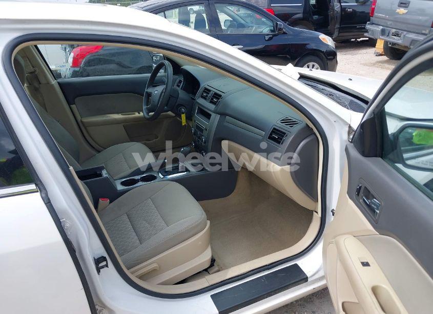 Photo 5 of 2011 Ford Fusion SE (VIN 3FAHP0HA3BR143075)