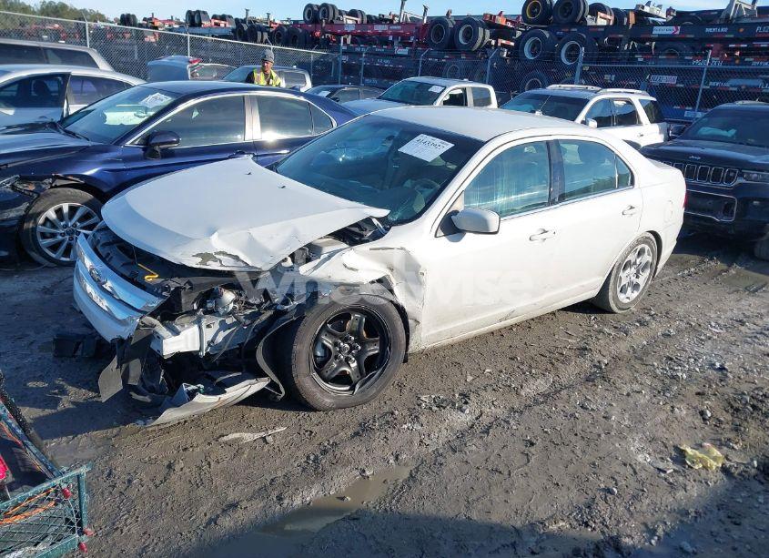 Photo 2 of 2011 Ford Fusion SE (VIN 3FAHP0HA3BR147112)