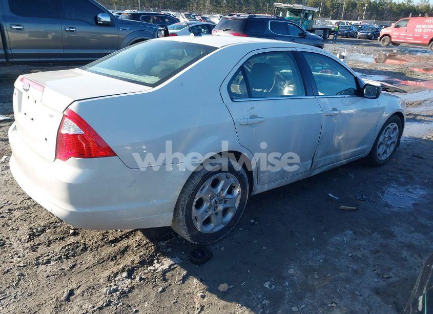 Photo 4 of 2011 Ford Fusion SE (VIN 3FAHP0HA3BR147112)