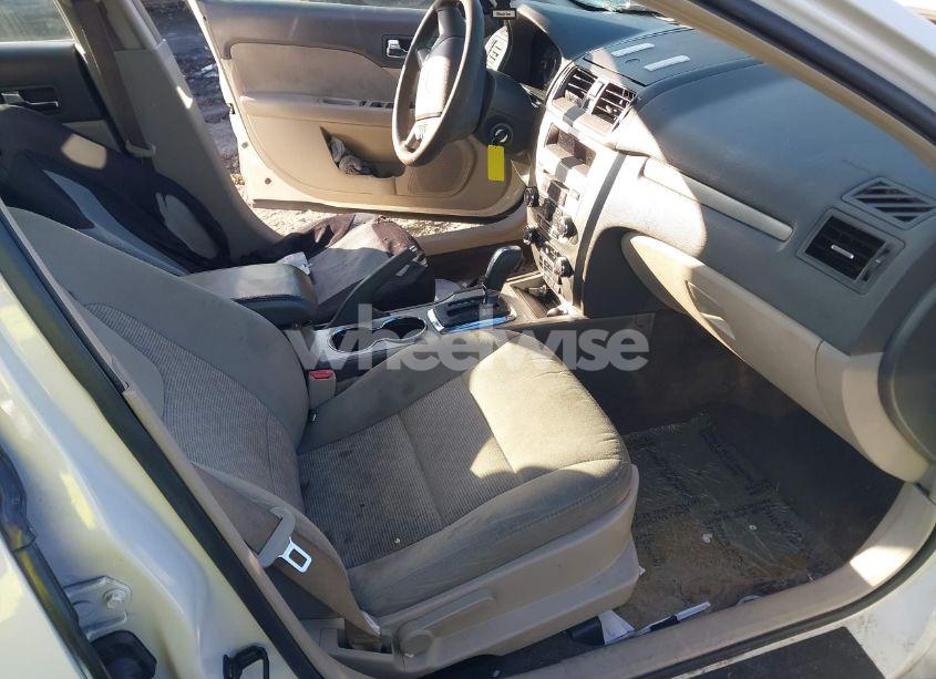 Photo 5 of 2011 Ford Fusion SE (VIN 3FAHP0HA3BR147112)