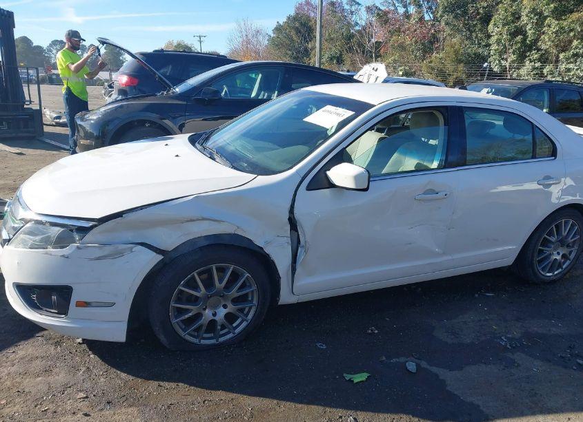 Photo 6 of 2011 Ford Fusion SE (VIN 3FAHP0HA3BR240793)