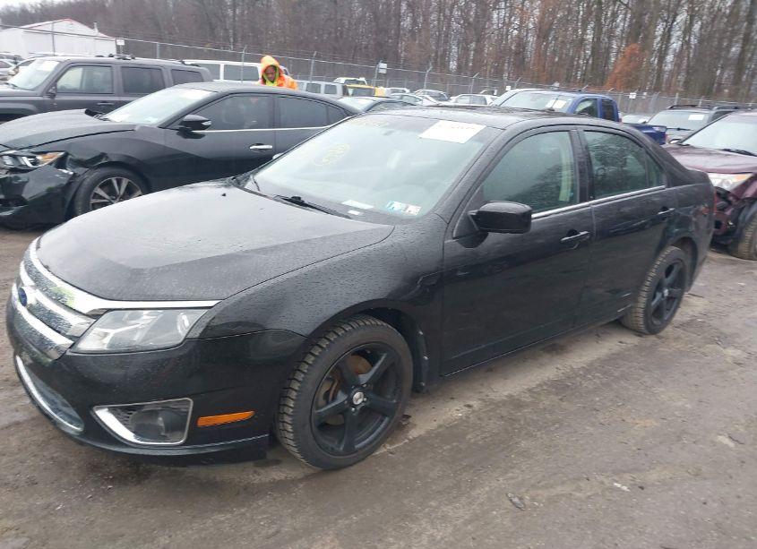 Photo 2 of 2011 Ford Fusion SE (VIN 3FAHP0HA3BR246514)