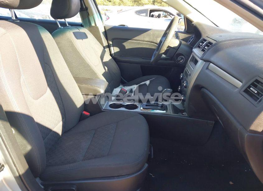 Photo 5 of 2011 Ford Fusion SE (VIN 3FAHP0HA3BR266052)