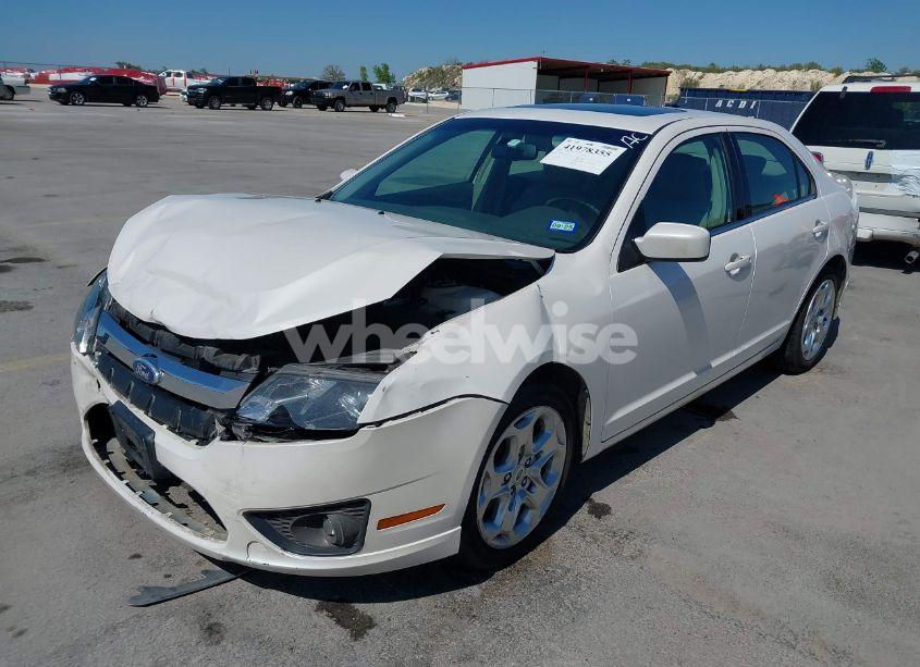 Photo 2 of 2010 Ford Fusion SE (VIN 3FAHP0HA4AR293386)