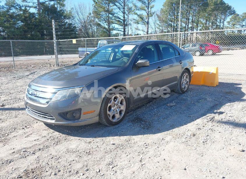 Photo 2 of 2011 Ford Fusion SE (VIN 3FAHP0HA4BR164369)