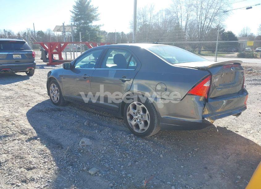 Photo 3 of 2011 Ford Fusion SE (VIN 3FAHP0HA4BR164369)