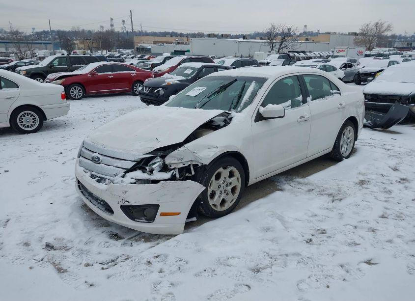 Photo 2 of 2011 Ford Fusion SE (VIN 3FAHP0HA4BR216762)