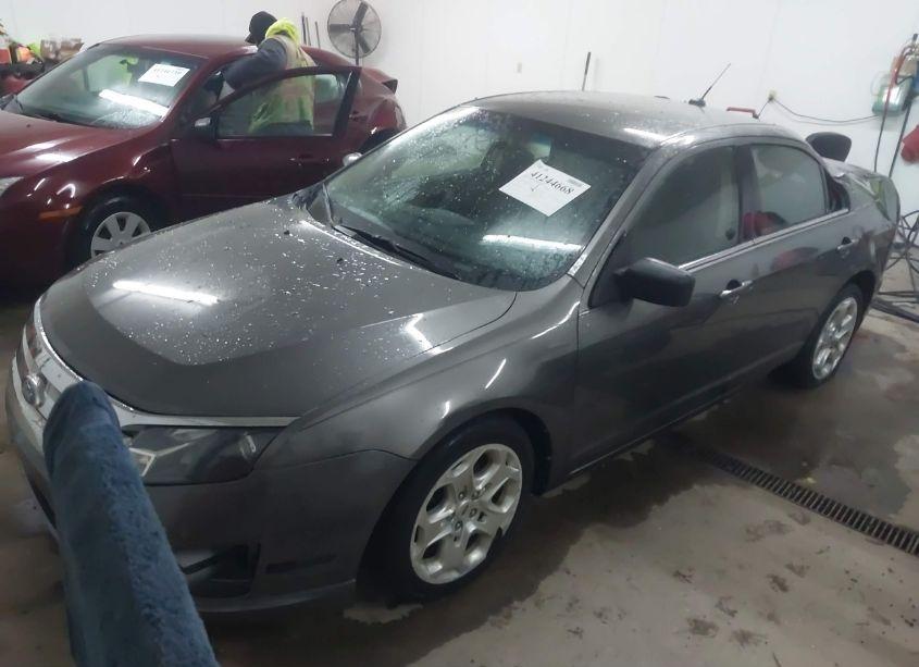 Photo 2 of 2011 Ford Fusion SE (VIN 3FAHP0HA4BR291414)