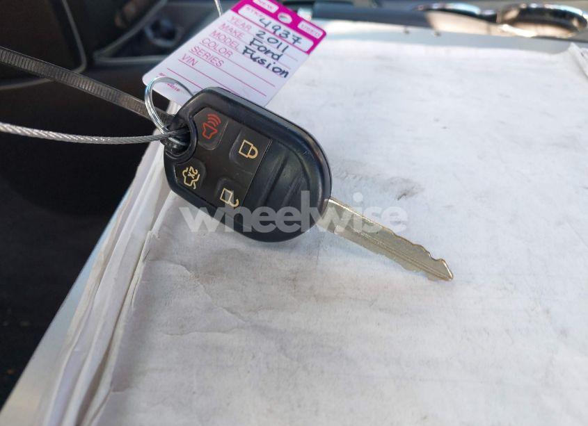 Photo 11 of 2011 Ford Fusion SE (VIN 3FAHP0HA5BR135382)