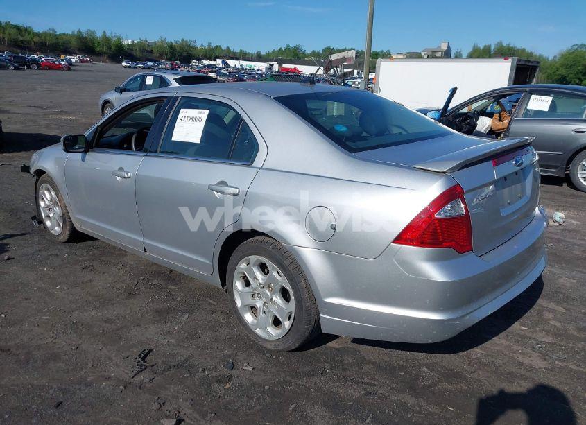 Photo 3 of 2011 Ford Fusion SE (VIN 3FAHP0HA5BR187630)