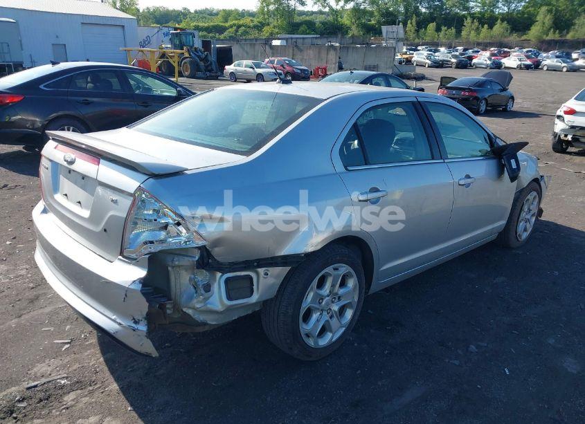 Photo 4 of 2011 Ford Fusion SE (VIN 3FAHP0HA5BR187630)