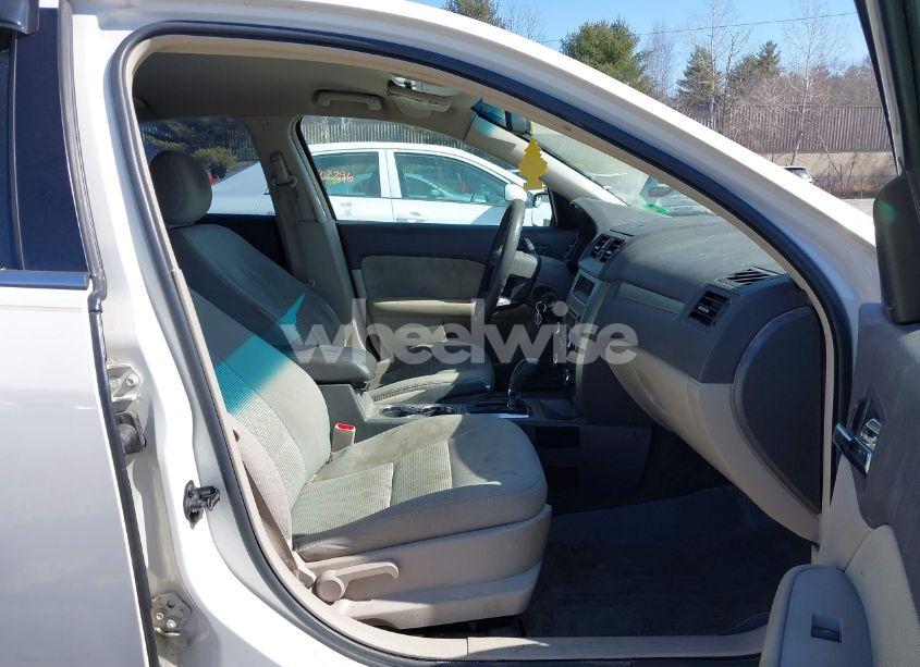 Photo 5 of 2011 Ford Fusion SE (VIN 3FAHP0HA5BR192049)