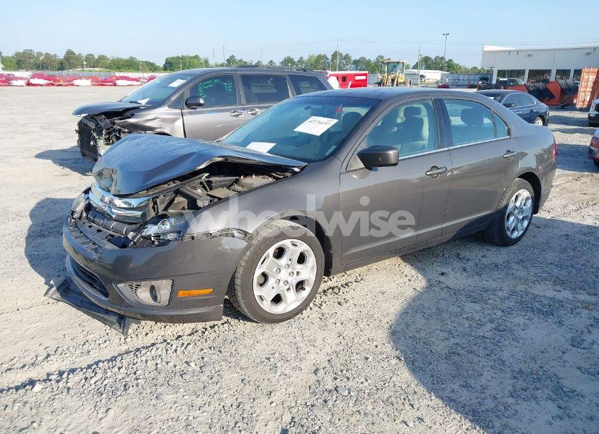 Photo 2 of 2011 Ford Fusion SE (VIN 3FAHP0HA5BR247969)