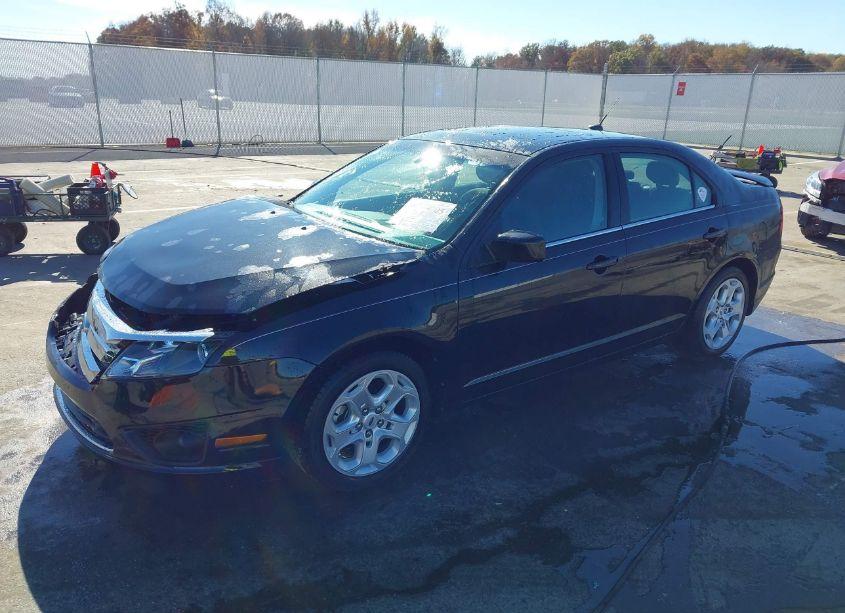 Photo 2 of 2011 Ford Fusion SE (VIN 3FAHP0HA5BR328230)