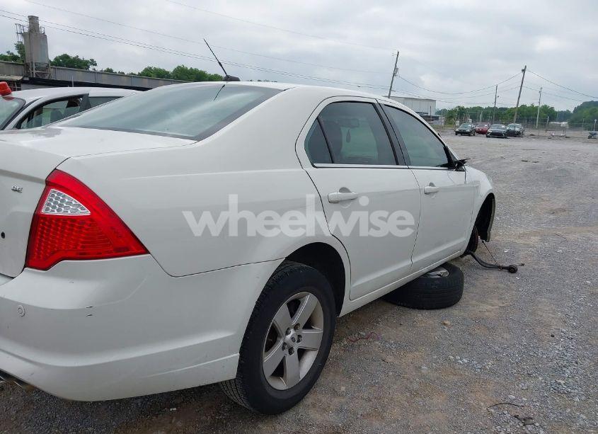 Photo 4 of 2011 Ford Fusion SE (VIN 3FAHP0HA6BR185160)