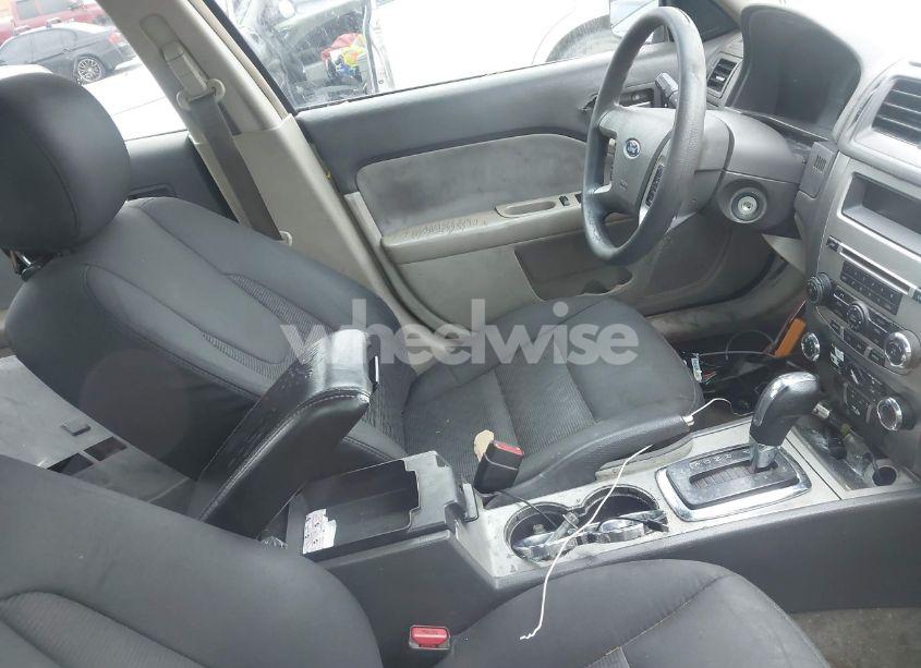 Photo 5 of 2011 Ford Fusion SE (VIN 3FAHP0HA6BR185160)