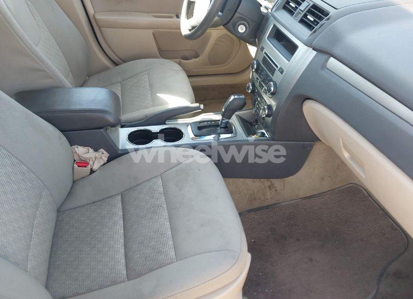 Photo 5 of 2011 Ford Fusion SE (VIN 3FAHP0HA6BR217444)