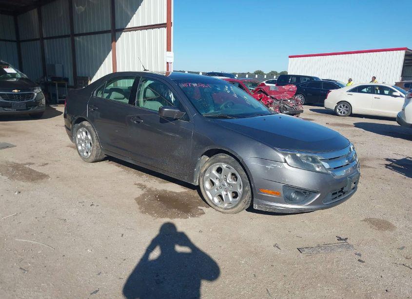 2010 Ford Fusion SE (VIN 3FAHP0HA7AR147645) main photo