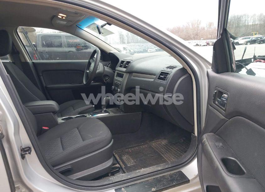 Photo 5 of 2010 Ford Fusion SE (VIN 3FAHP0HA7AR238091)