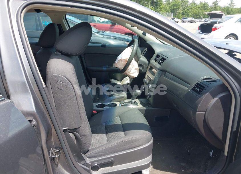 Photo 5 of 2010 Ford Fusion SE (VIN 3FAHP0HA7AR400575)