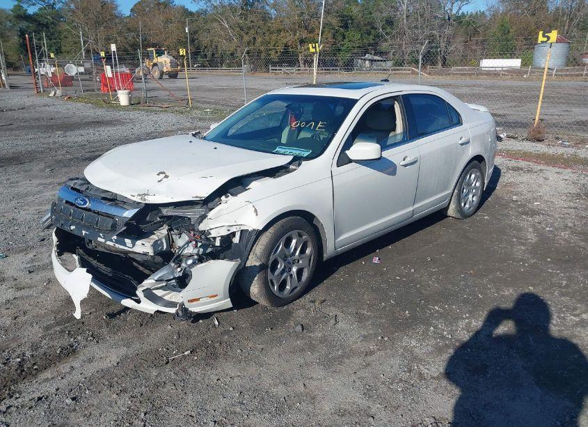 Photo 2 of 2010 Ford Fusion SE (VIN 3FAHP0HA7AR414671)