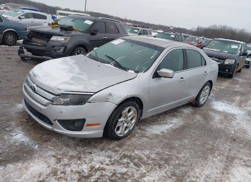Photo 2 of 2011 Ford Fusion SE (VIN 3FAHP0HA7BR126182)