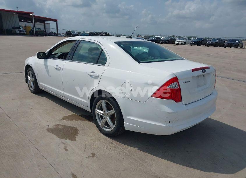 Photo 3 of 2011 Ford Fusion SE (VIN 3FAHP0HA7BR223771)