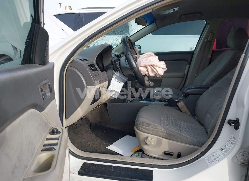 Photo 5 of 2011 Ford Fusion SE (VIN 3FAHP0HA7BR244376)