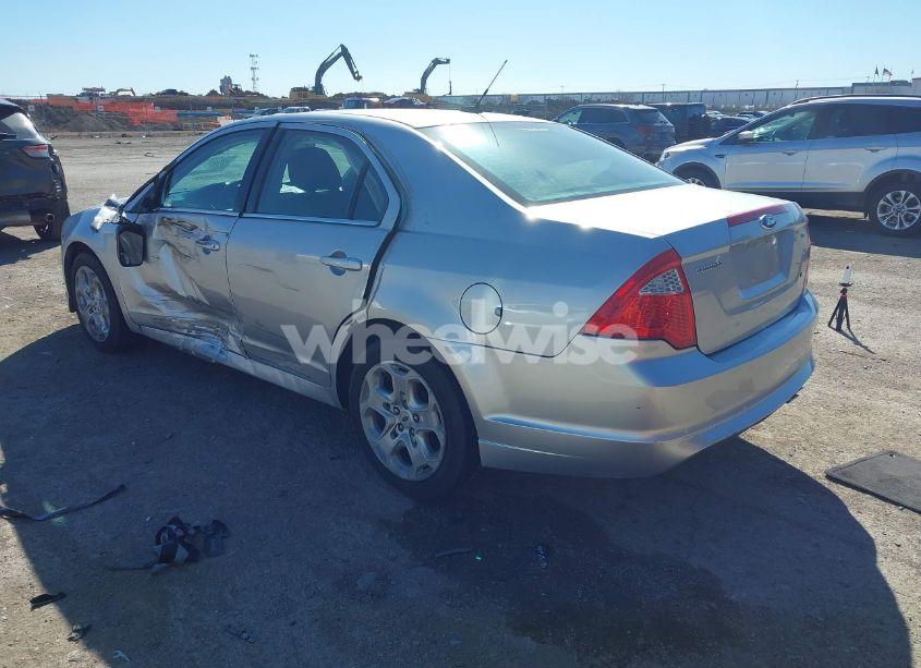 Photo 3 of 2011 Ford Fusion SE (VIN 3FAHP0HA7BR276132)