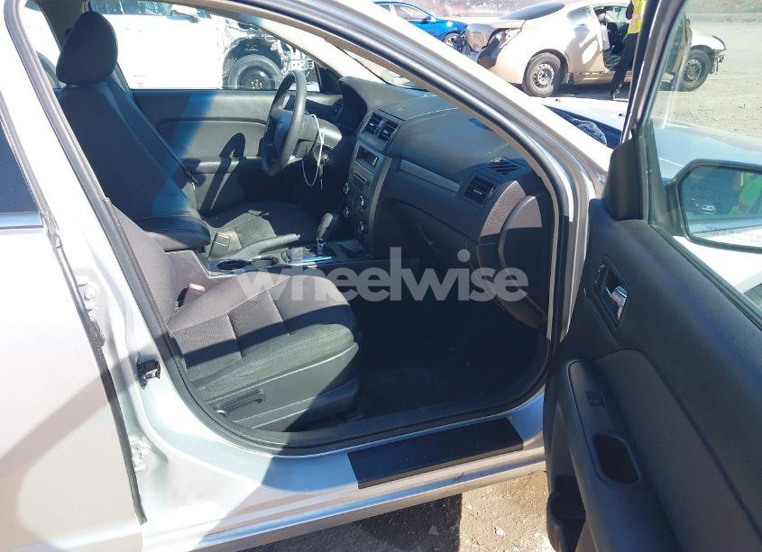 Photo 5 of 2011 Ford Fusion SE (VIN 3FAHP0HA7BR276132)