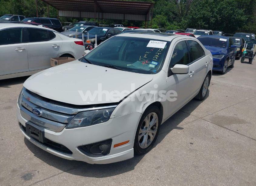 Photo 2 of 2012 Ford Fusion SE (VIN 3FAHP0HA7CR124272)
