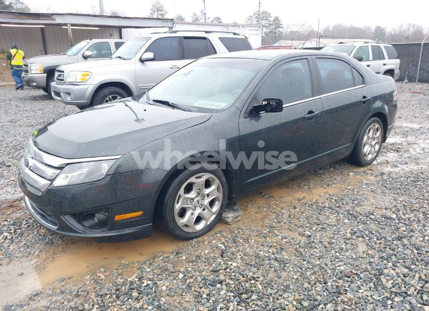 Photo 2 of 2010 Ford Fusion SE (VIN 3FAHP0HA8AR180900)