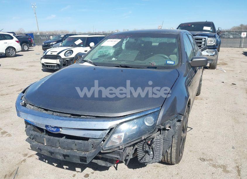 Photo 2 of 2010 Ford Fusion SE (VIN 3FAHP0HA8AR307984)