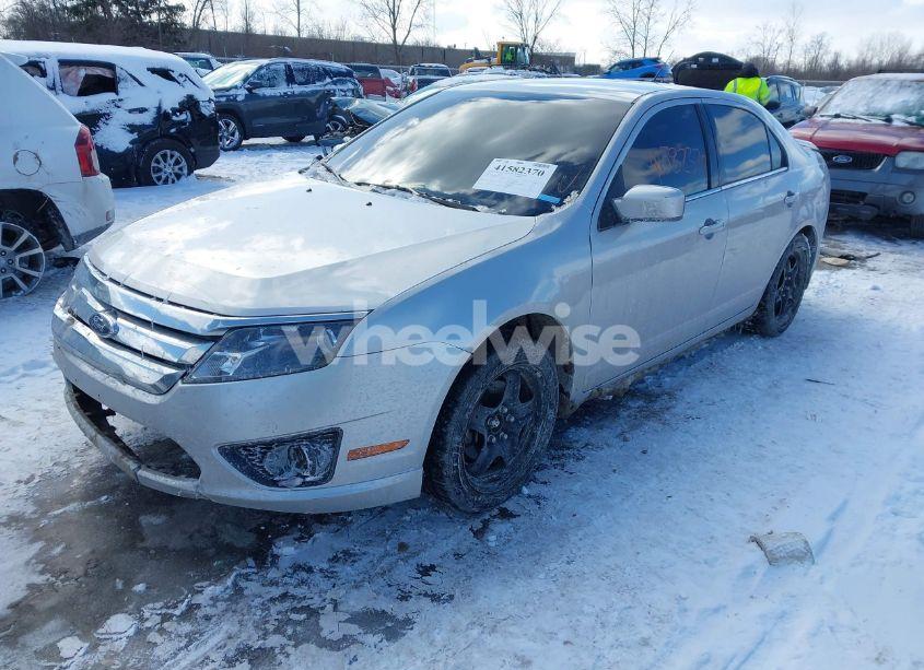 Photo 2 of 2010 Ford Fusion SE (VIN 3FAHP0HA8AR401072)