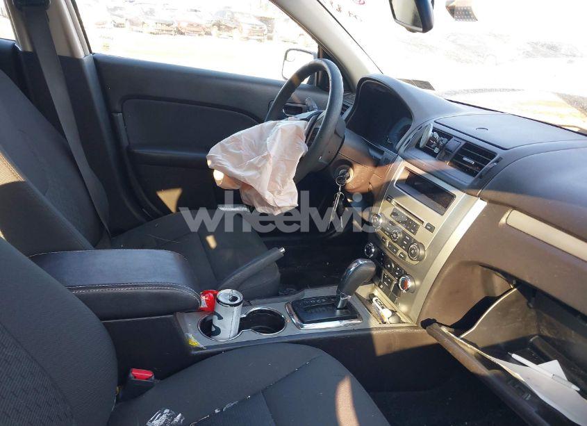 Photo 5 of 2011 Ford Fusion SE (VIN 3FAHP0HA8BR124893)