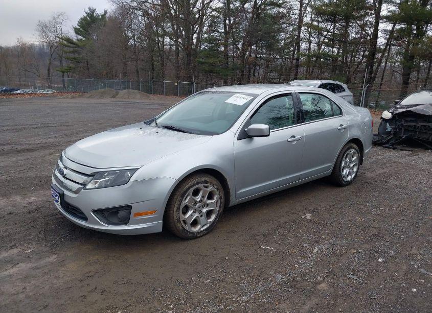 Photo 2 of 2011 Ford Fusion SE (VIN 3FAHP0HA8BR153326)
