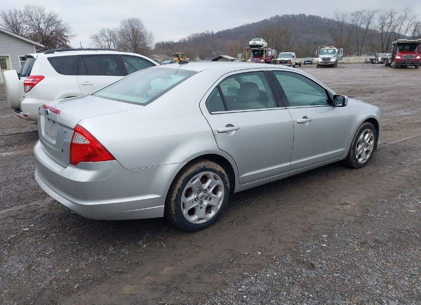 Photo 4 of 2011 Ford Fusion SE (VIN 3FAHP0HA8BR153326)
