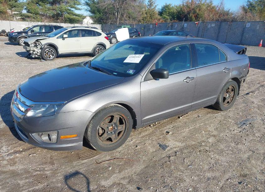 Photo 2 of 2011 Ford Fusion SE (VIN 3FAHP0HA8BR212696)