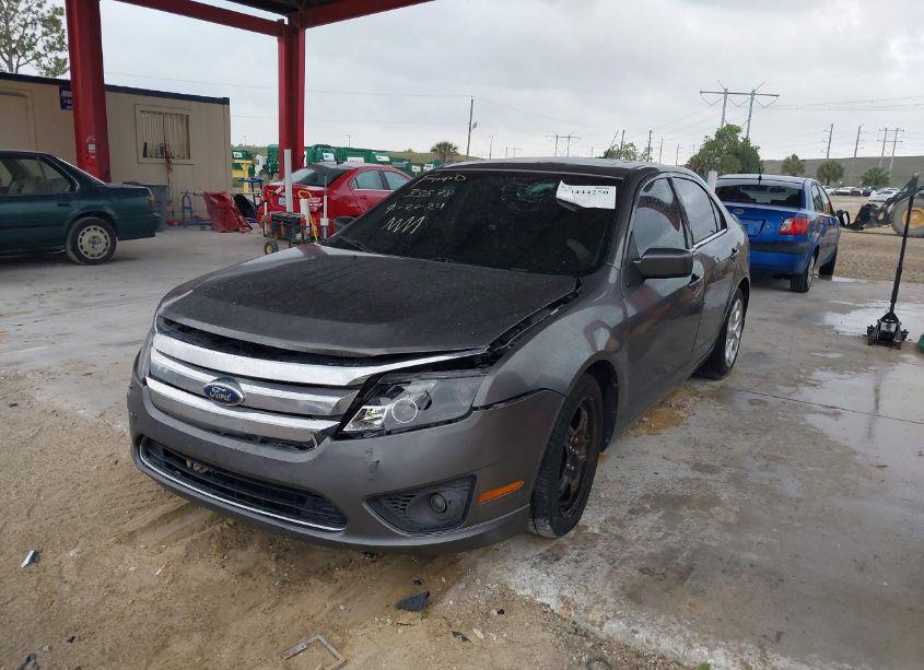 Photo 2 of 2011 Ford Fusion SE (VIN 3FAHP0HA8BR304410)