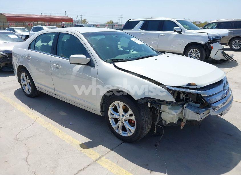 2012 Ford Fusion SE (VIN 3FAHP0HA8CR261558) main photo