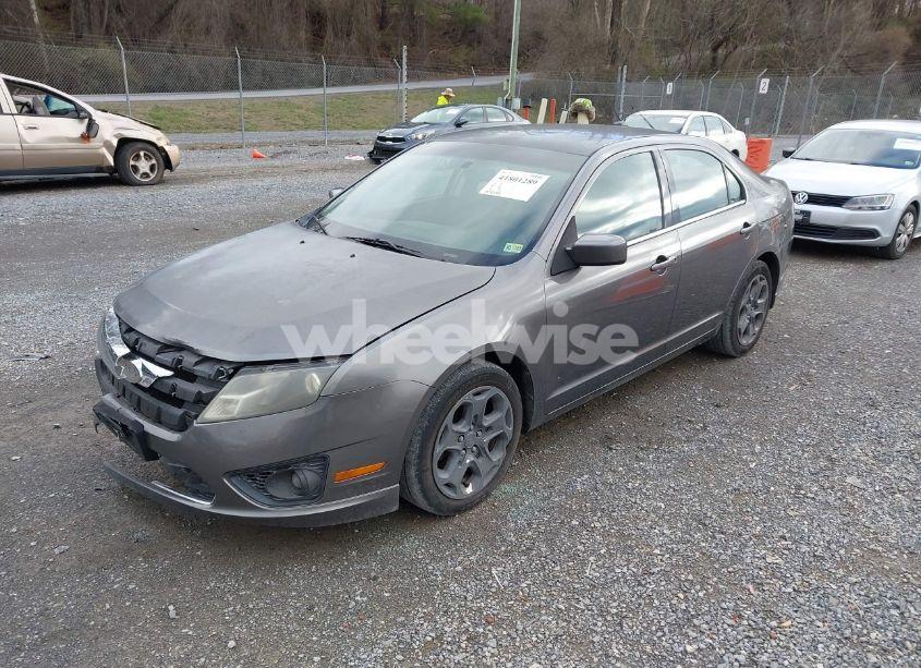 Photo 2 of 2010 Ford Fusion SE (VIN 3FAHP0HA9AR297420)