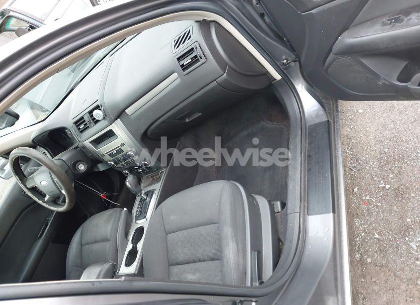 Photo 5 of 2010 Ford Fusion SE (VIN 3FAHP0HA9AR297420)